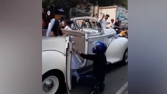 Imagen del momento en el que un joven le ruega a su exnovia que no se case Imagen del momento en el que un joven le ruega a su exnovia que no se case