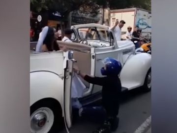Imagen del momento en el que un joven le ruega a su exnovia que no se case Imagen del momento en el que un joven le ruega a su exnovia que no se case