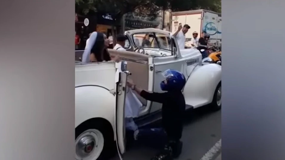 Imagen del momento en el que un joven le ruega a su exnovia que no se case Imagen del momento en el que un joven le ruega a su exnovia que no se case