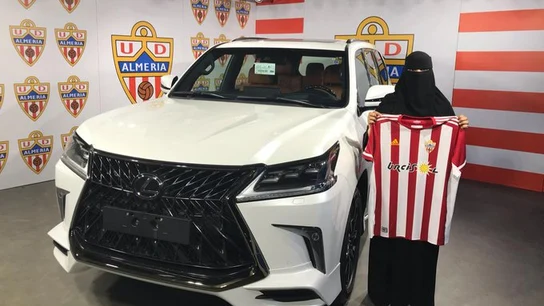 Mujer con burka ganadora de un coche sorteado por el jeque del Almería Mujer con burka ganadora de un coche sorteado por el jeque del Almería