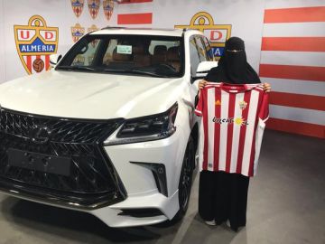 Mujer con burka ganadora de un coche sorteado por el jeque del Almería Mujer con burka ganadora de un coche sorteado por el jeque del Almería