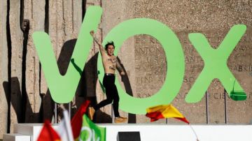 Una activista de Femen irrumpe en un acto de Vox