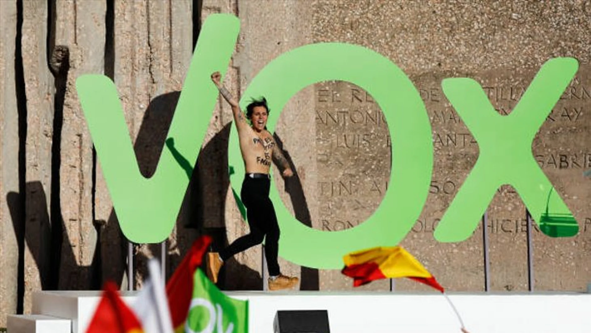 Una activista de Femen irrumpe en un acto de Vox