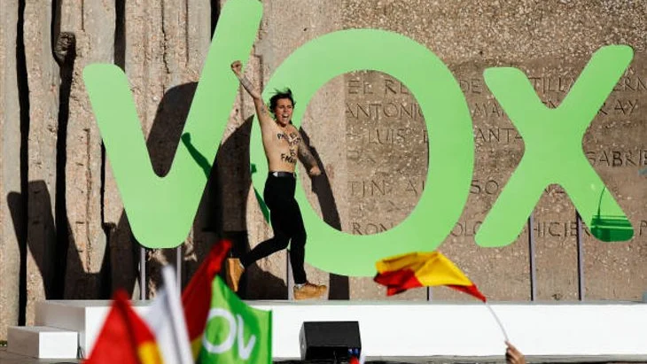 Una activista de Femen irrumpe en un acto de Vox