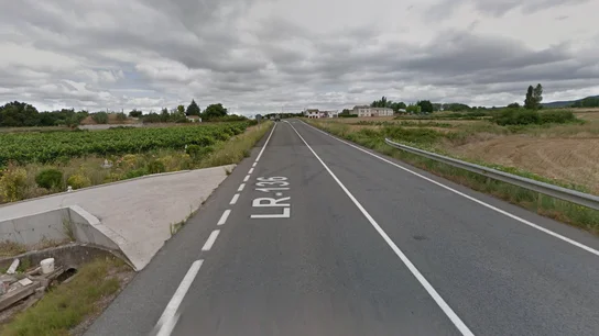 La carretera LR-136 a la altura de Tricio La carretera LR-136 a la altura de Tricio