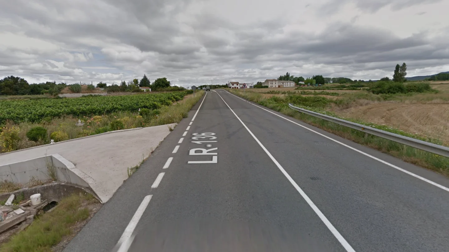 La carretera LR-136 a la altura de Tricio La carretera LR-136 a la altura de Tricio