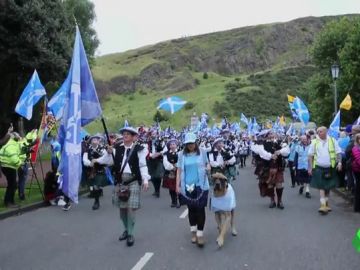 Miles de personas se manifiestan para pedir la independencia en Escocia Miles de personas se manifiestan para pedir la independencia en Escocia