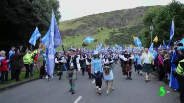 Miles de personas se manifiestan para pedir la independencia en Escocia