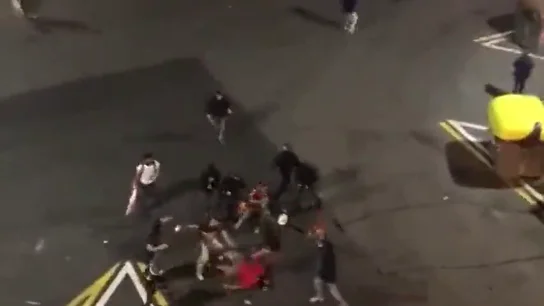 Brutal agresión con palos y patadas de un grupo de neonazis a un antifascista durante las protestas en Barcelona Brutal agresión con palos y patadas de un grupo de neonazis a un antifascista durante las protestas en Barcelona