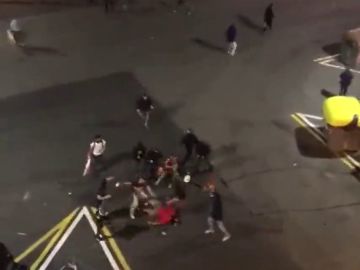 Brutal agresión con palos y patadas de un grupo de neonazis a un antifascista durante las protestas en Barcelona Brutal agresión con palos y patadas de un grupo de neonazis a un antifascista durante las protestas en Barcelona