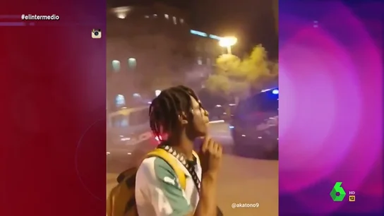 Un joven encendiéndose un cigarro en una barricada y otras polémicas imágenes que dejan los disturbios en Barcelona Un joven encendiéndose un cigarro en una barricada y otras polémicas imágenes que dejan los disturbios en Barcelona