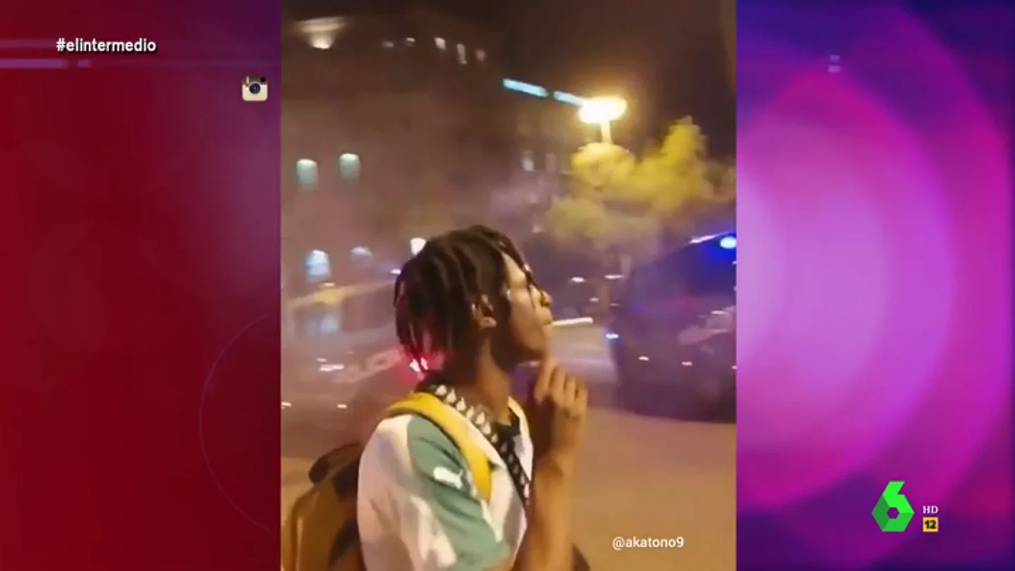 Un joven encendiéndose un cigarro en una barricada y otras polémicas imágenes que dejan los disturbios en Barcelona Un joven encendiéndose un cigarro en una barricada y otras polémicas imágenes que dejan los disturbios en Barcelona