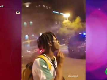 Un joven encendiéndose un cigarro en una barricada y otras polémicas imágenes que dejan los disturbios en Barcelona Un joven encendiéndose un cigarro en una barricada y otras polémicas imágenes que dejan los disturbios en Barcelona