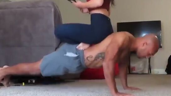 Austin Ekeler, jugador de Los Angeles Chargers de la NFL, haciendo flexiones con su novia Taylor Frick, jugadora de f&uacute;tbol en Western Colorado, encima