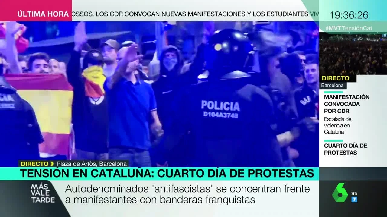 Algunos de los manifestantes con el brazo en alto frente a la Policía Algunos de los manifestantes con el brazo en alto frente a la Policía