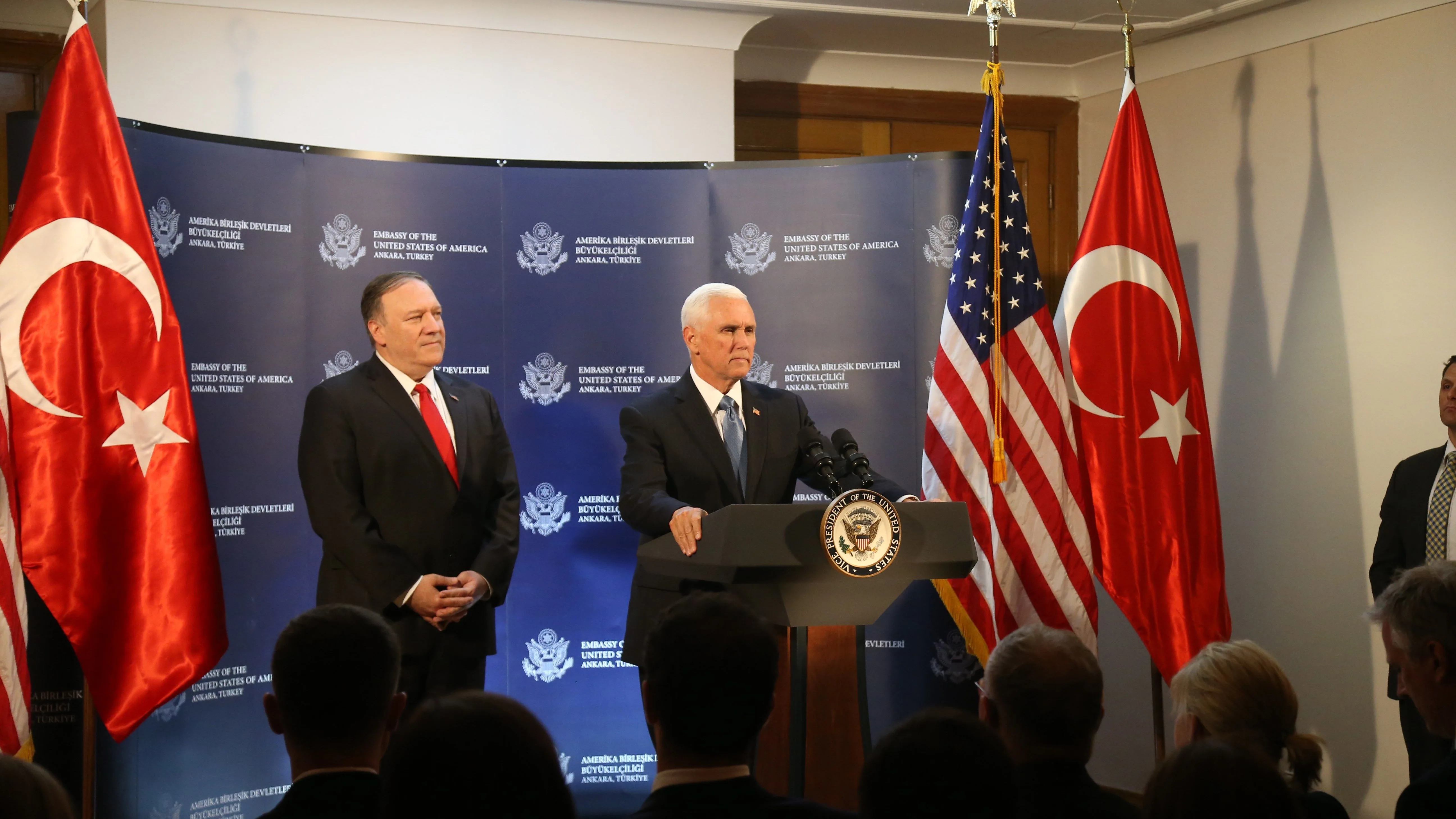 Mike Pence y Mike Pompeo, en rueda de prensa