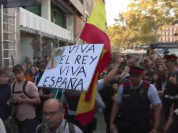 Los mossos escoltan a un ciudadano con la bandera de España en la manifestación de los estudiantes Los mossos escoltan a un ciudadano con la bandera de España en la manifestación de los estudiantes