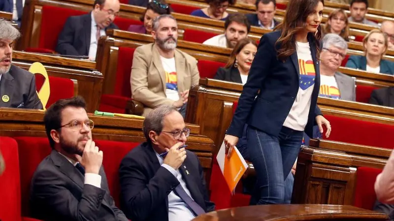 Lorena Roldán, en el Parlament, junto a Quim Torra