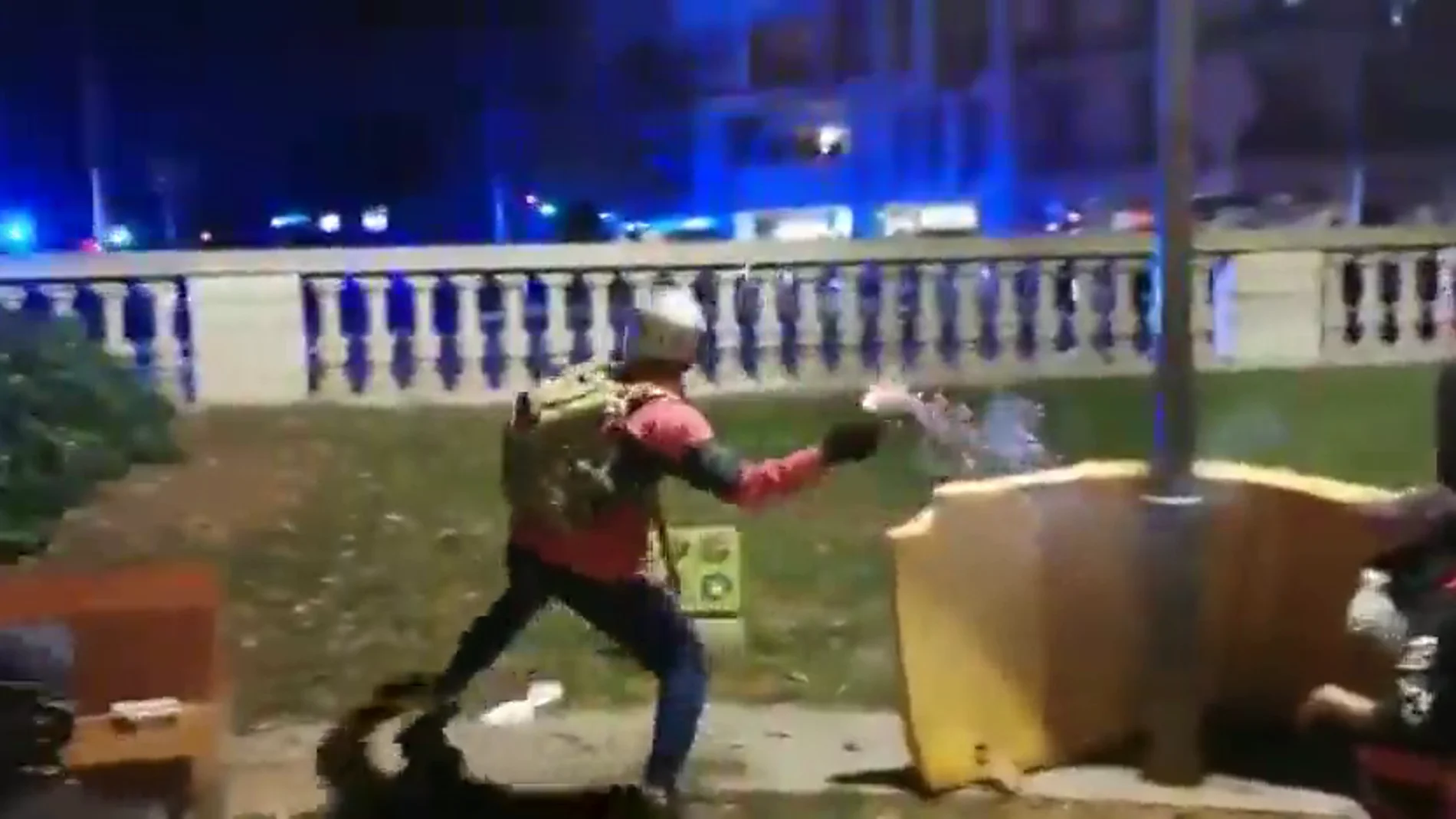El momento en que unos manifestantes preparan un cóctel molotov y lo lanzan contra los mossos en Barcelona