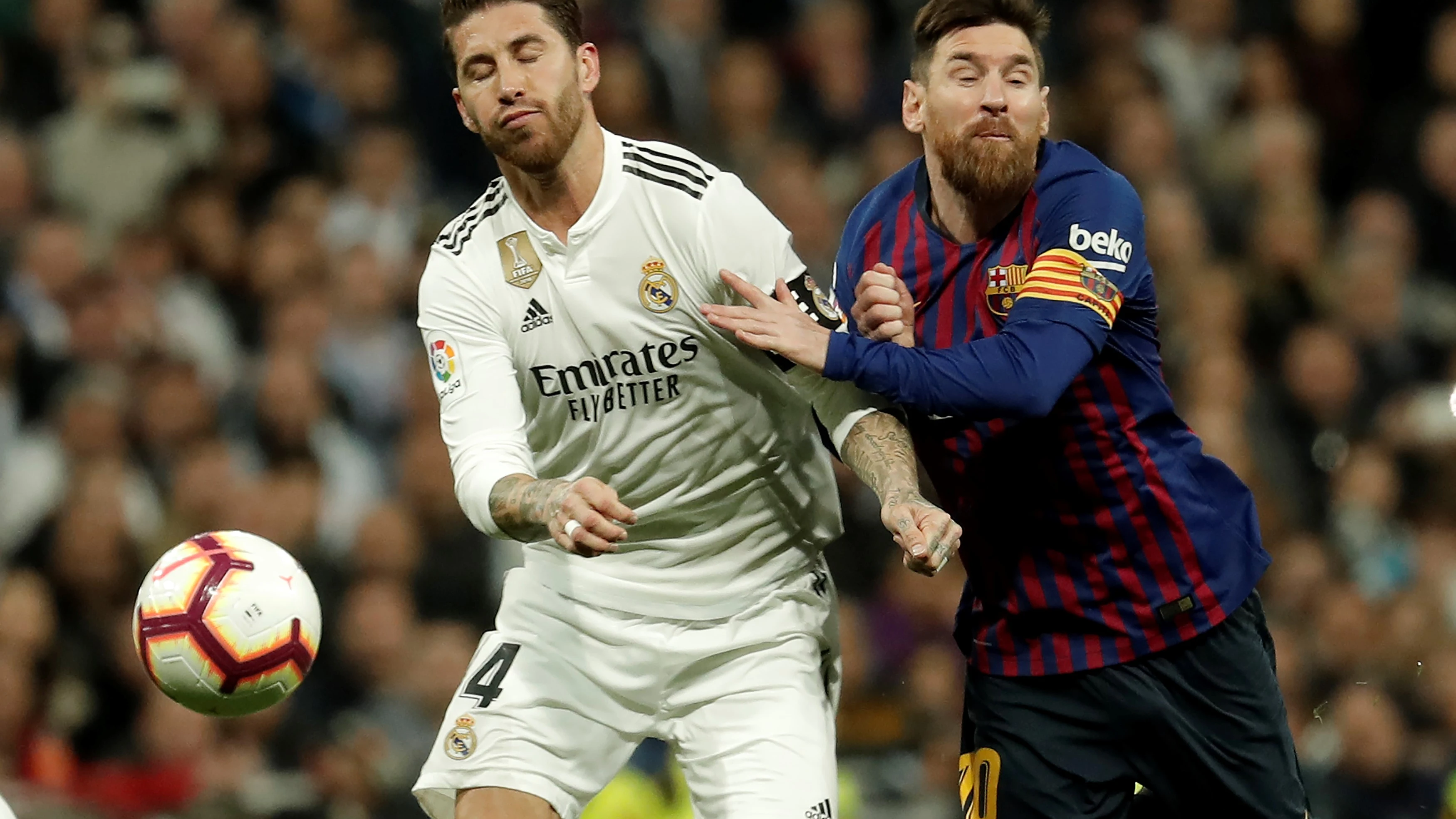 Sergio Ramos y Messi pugnan por el balón durante un Clásico entre Real Madrid y FC Barcelona