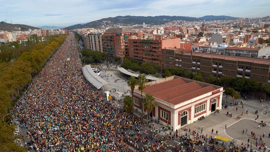 Más de medio millón de personas inundan el paseo de Gràcia para pedir "libertad a los presos políticos" Más de medio millón de personas inundan el paseo de Gràcia para pedir "libertad a los presos políticos"