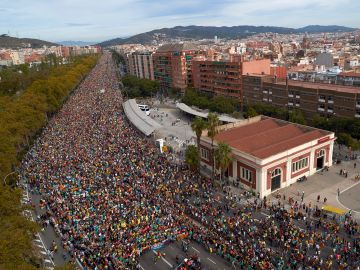 Más de medio millón de personas inundan el paseo de Gràcia para pedir "libertad a los presos políticos" Más de medio millón de personas inundan el paseo de Gràcia para pedir "libertad a los presos políticos"