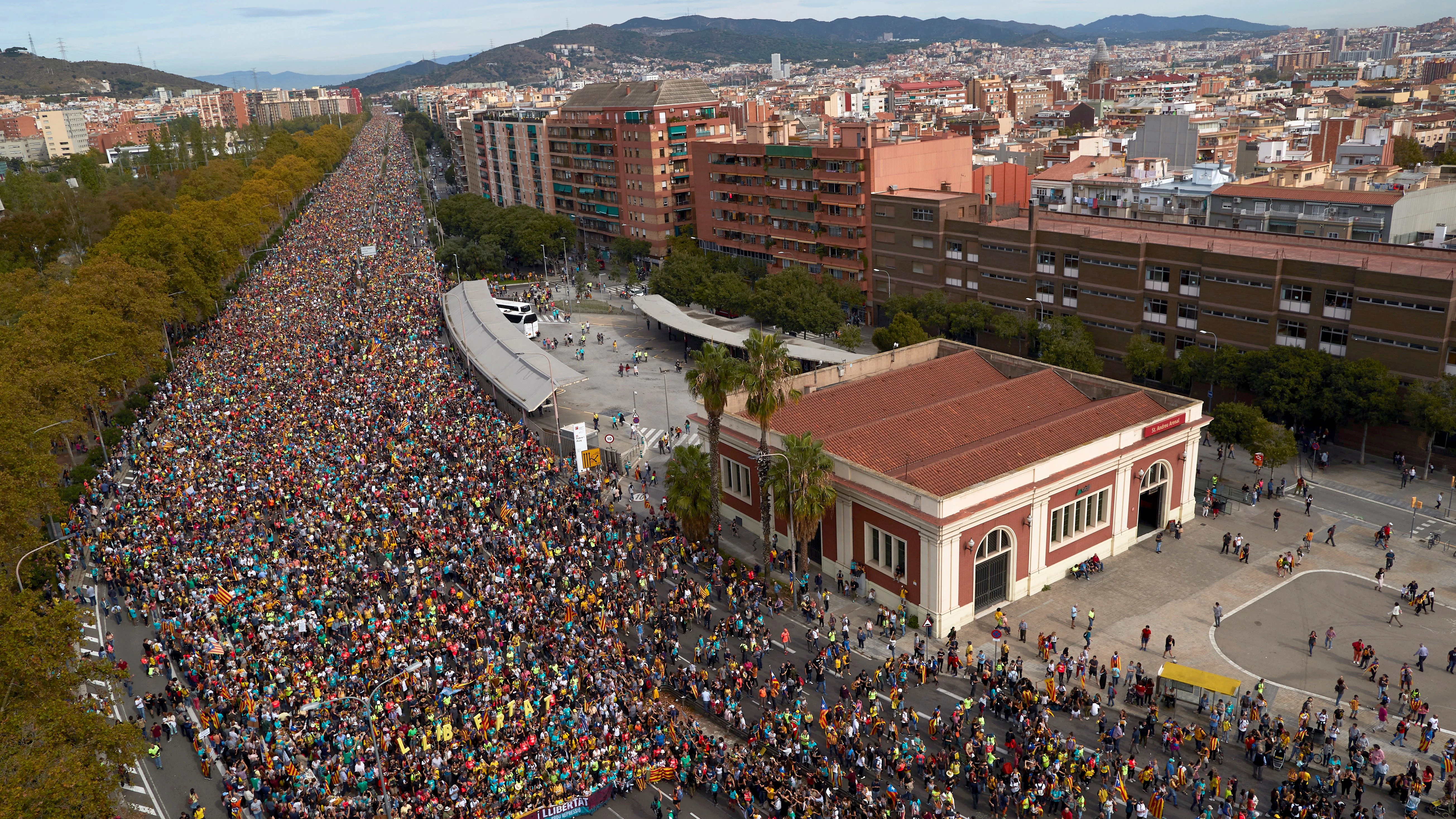 Más de medio millón de personas inundan el paseo de Gràcia para pedir "libertad a los presos políticos"