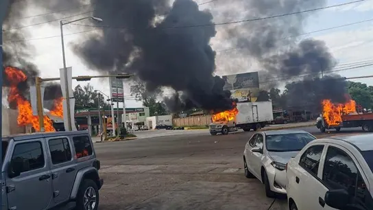 Vista de vehículos incendiados en Culiacán, México Vista de vehículos incendiados en Culiacán, México