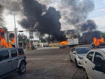 Vista de vehículos incendiados en Culiacán, México Vista de vehículos incendiados en Culiacán, México