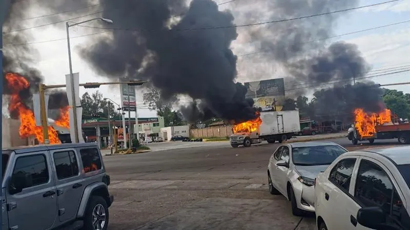 Vista de vehículos incendiados en Culiacán, México