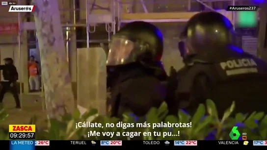 La reprimenda de un policía a un antidirturbios en Cataluña La reprimenda de un policía a un antidirturbios en Cataluña