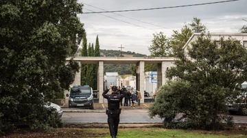 La Policía Nacional custodia el cementerio de Mingorrubio en el que será enterrado Franco. 