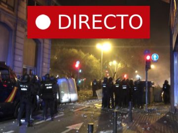 Barcelona | Cataluña: El policía evacuado ha recibido una pedrada en la cabeza Barcelona | Cataluña: El policía evacuado ha recibido una pedrada en la cabeza