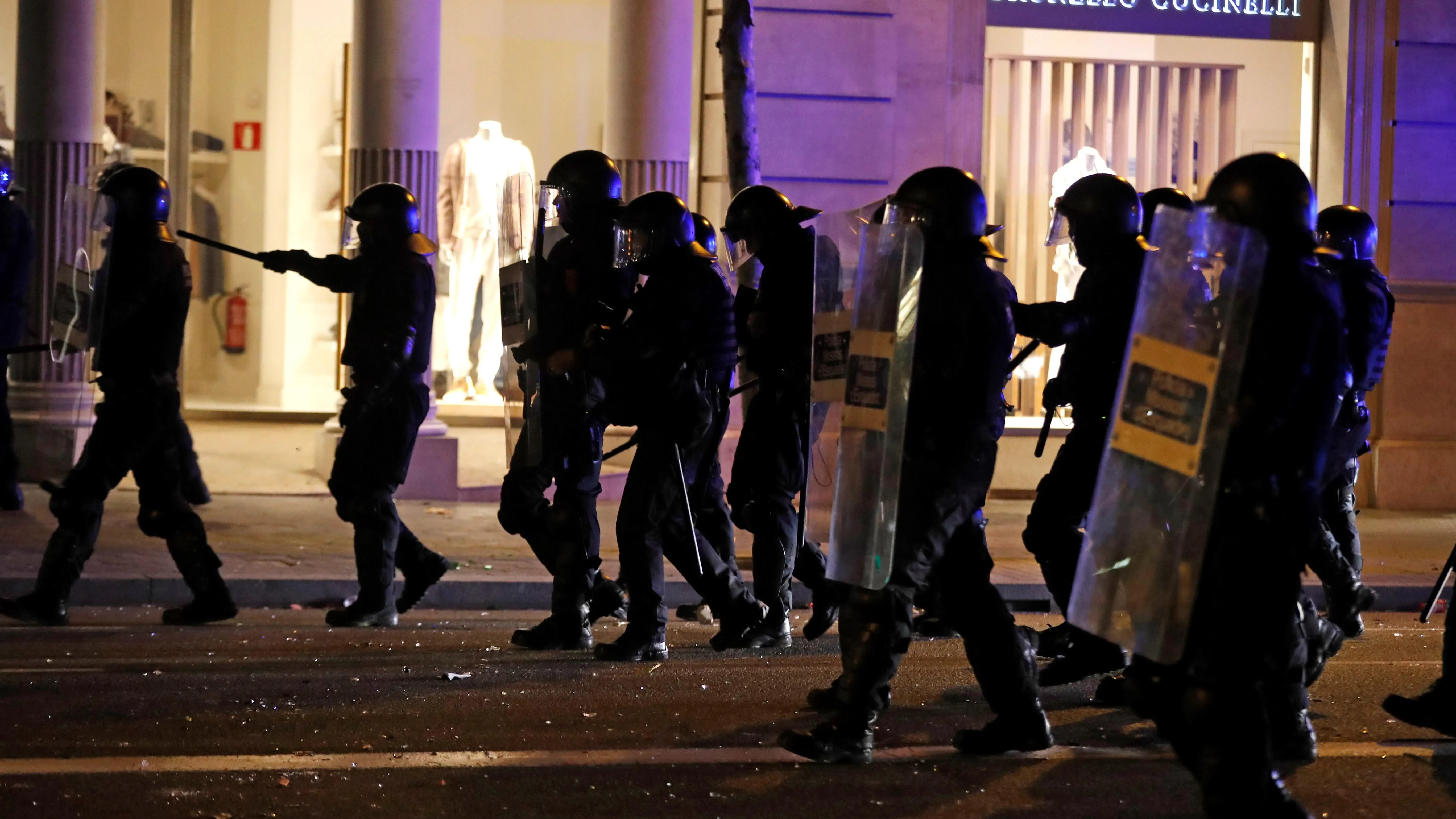 Los Mossos d'Esquadra durante los altercados en Barcelona