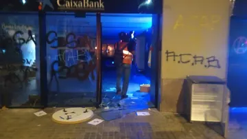 Una sucursal bancaria destrozada durante los disturbios en Barcelona