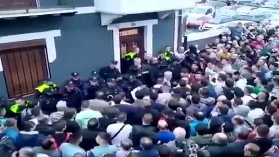 Protesta contra los okupas de la casa de una anciana en Portugalete Protesta contra los okupas de la casa de una anciana en Portugalete