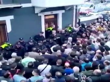 Protesta contra los okupas de la casa de una anciana en Portugalete Protesta contra los okupas de la casa de una anciana en Portugalete