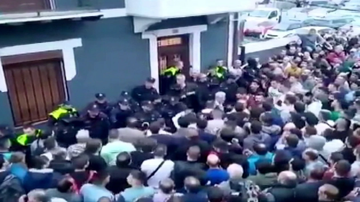 Protesta contra los okupas de la casa de una anciana en Portugalete