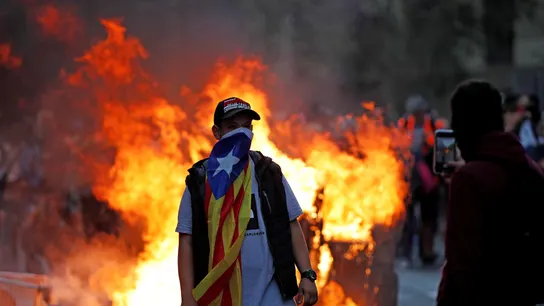 Manifestantes durante las protestas que se están produciendo ante la comisaria de la Policía Nacional de Via Laietana Manifestantes durante las protestas que se están produciendo ante la comisaria de la Policía Nacional de Via Laietana