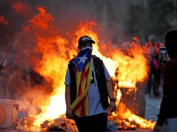 Manifestantes durante las protestas que se están produciendo ante la comisaria de la Policía Nacional de Via Laietana Manifestantes durante las protestas que se están produciendo ante la comisaria de la Policía Nacional de Via Laietana