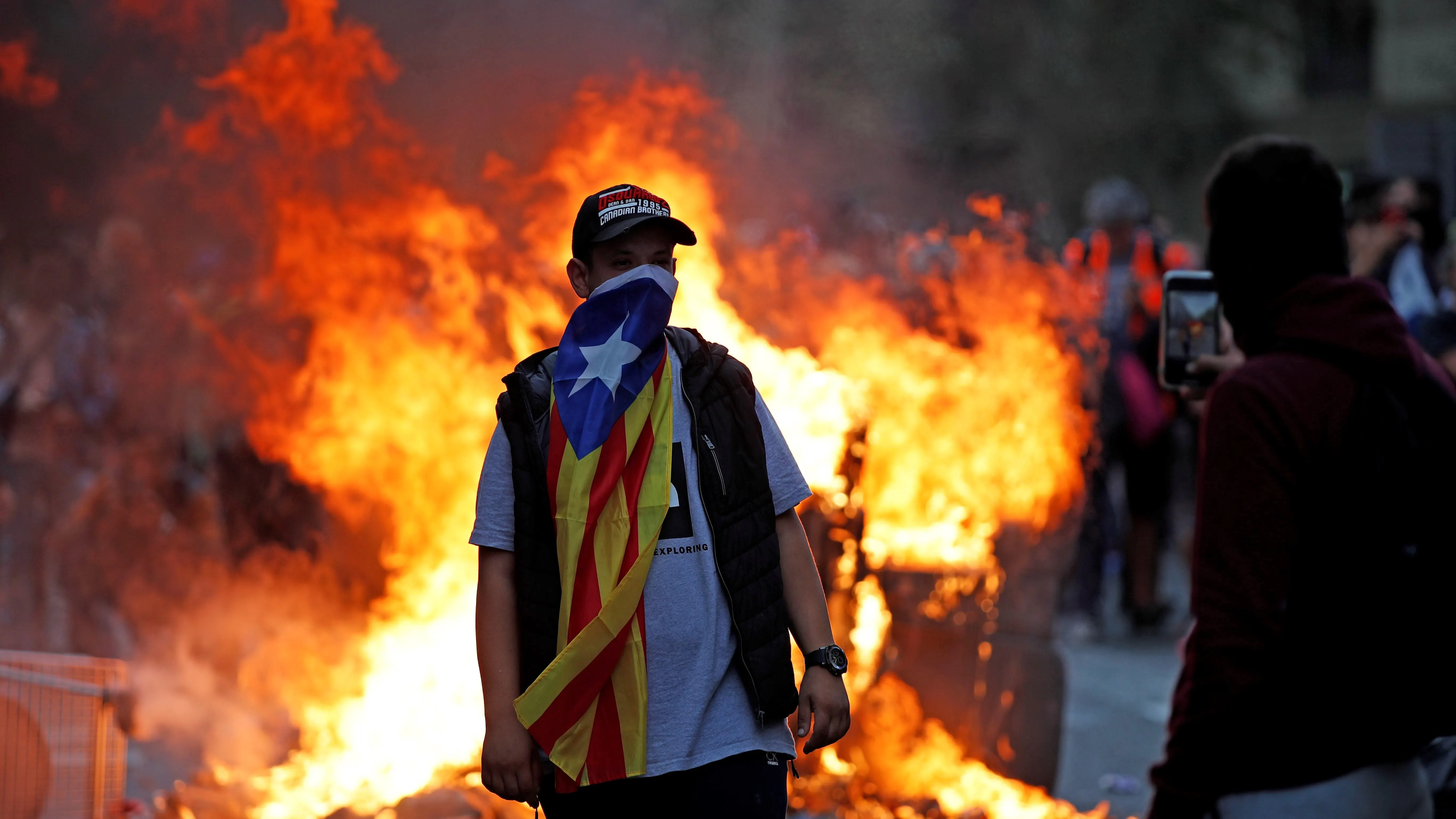 Manifestantes durante las protestas que se están produciendo ante la comisaria de la Policía Nacional de Via Laietana