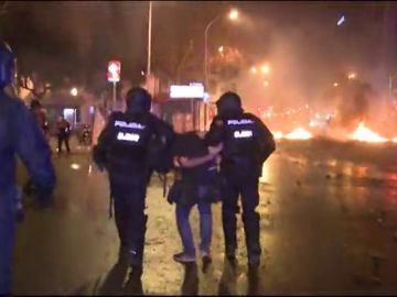 Alrededor de 20 detenidos en el quinto día de disturbios en Cataluña Alrededor de 20 detenidos en el quinto día de disturbios en Cataluña