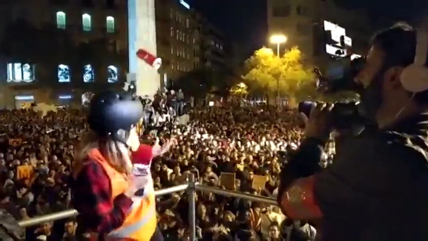 Arrojan pelotas y latas a los periodistas en las protestas de Barcelona Arrojan pelotas y latas a los periodistas en las protestas de Barcelona