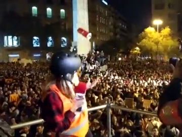 Arrojan pelotas y latas a los periodistas en las protestas de Barcelona Arrojan pelotas y latas a los periodistas en las protestas de Barcelona