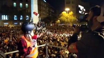 Arrojan pelotas y latas a los periodistas en las protestas de Barcelona