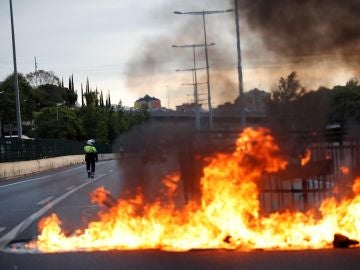 Una barricada de fuego corta la Ronda de Dalt de Barcelona Una barricada de fuego corta la Ronda de Dalt de Barcelona