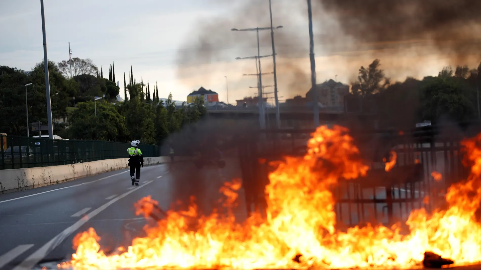 Una barricada de fuego corta la Ronda de Dalt de Barcelona 