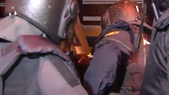 Policías evacuan a su compañero Policías evacuan a su compañero