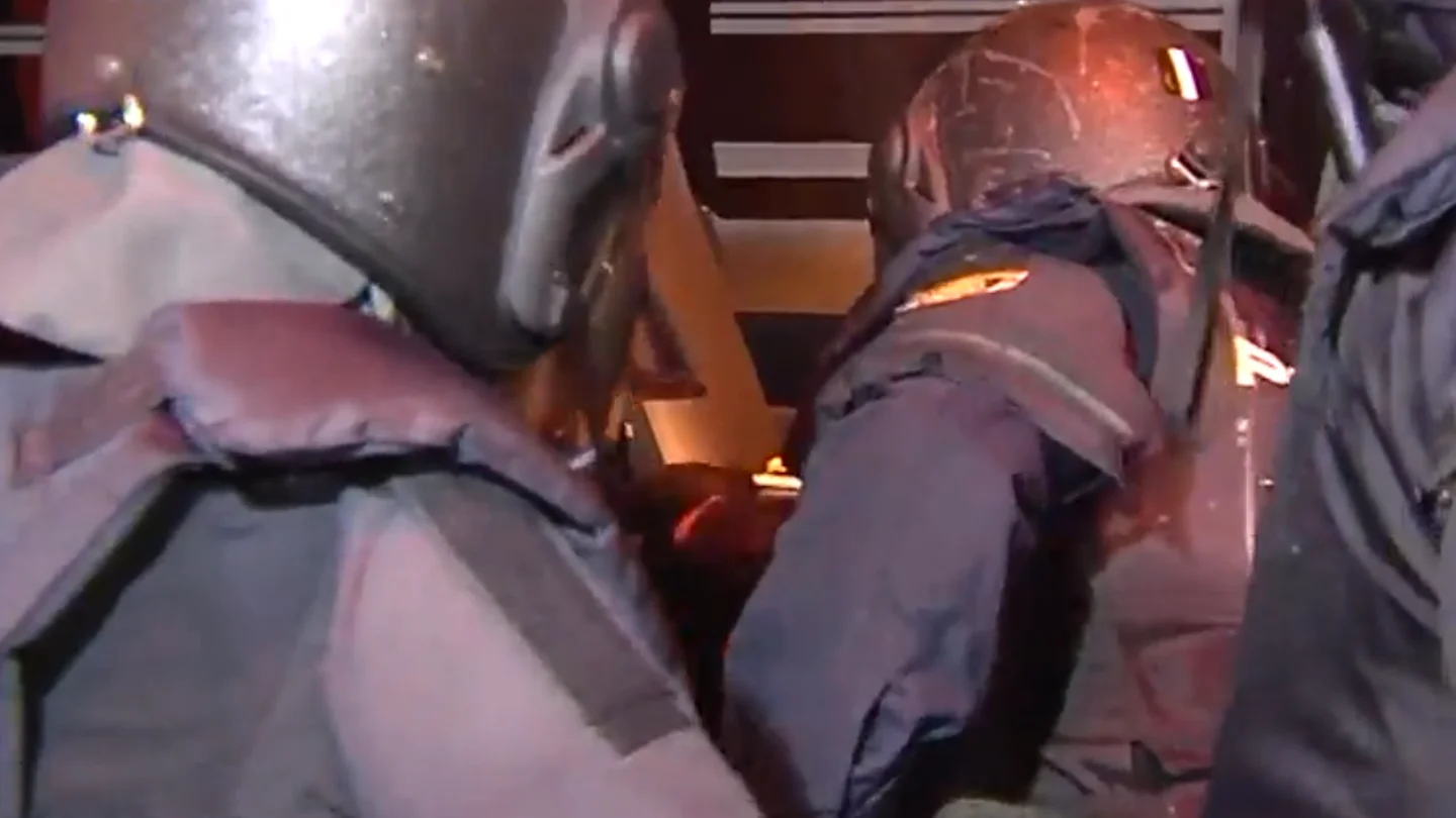 Policías evacuan a su compañero Policías evacuan a su compañero