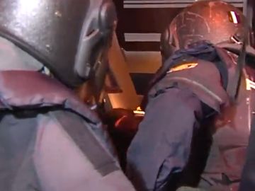 Policías evacuan a su compañero Policías evacuan a su compañero